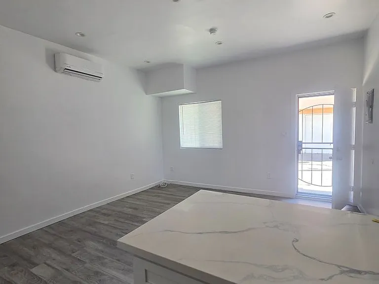 324 E Esther St — Photo 14