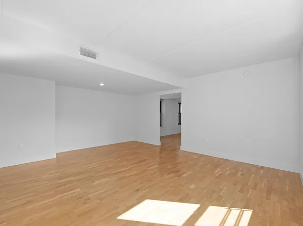 310 Clarkson Avenue image 13 of 26