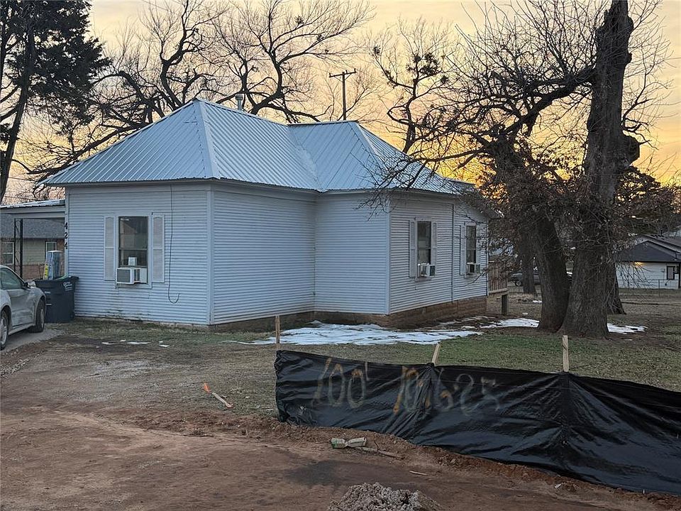 2nd image of 424 S Kickapoo Ave