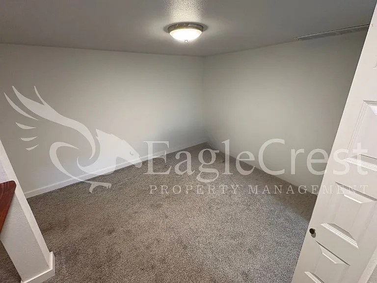 1031 N Clinton St — Photo 24