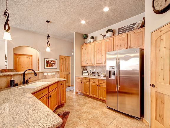 Large eat-in Kitchen w/SS 