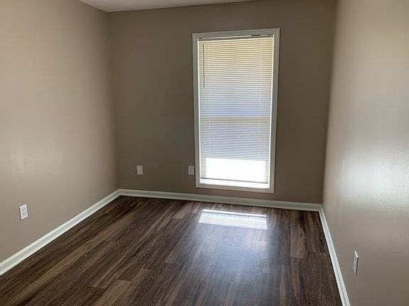 4th image of 3188 Maple Hill Dr