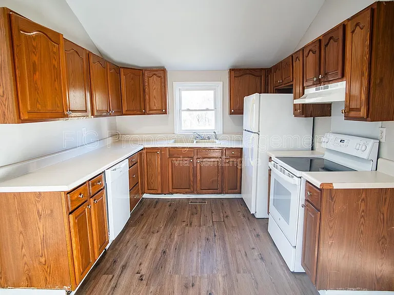 1138 Valley Dr — Photo 17