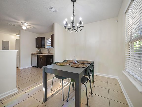 4th image of 622 Cathedral Pl