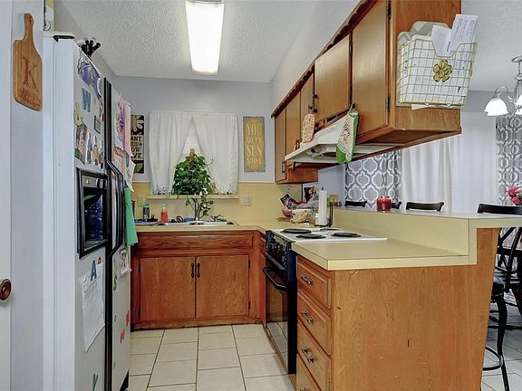 5th image of 606 S Hyde Park Ave