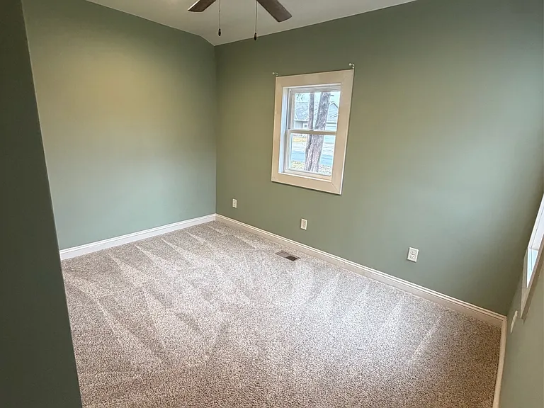 1049 N Main St — Photo 8