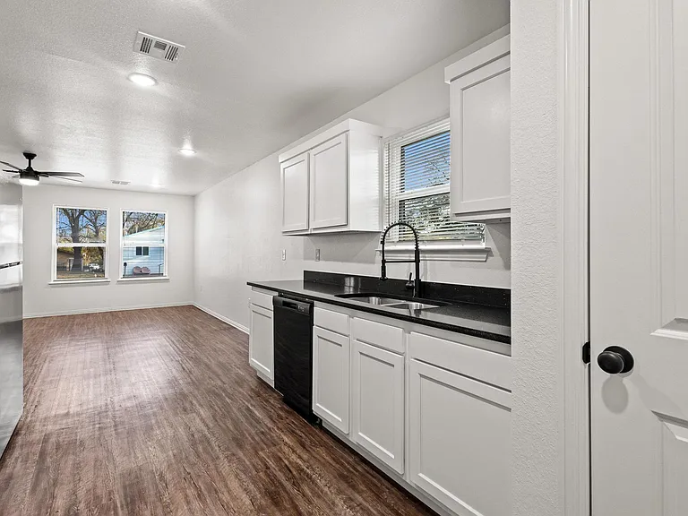 407 E Jones St #407 — Photo 5