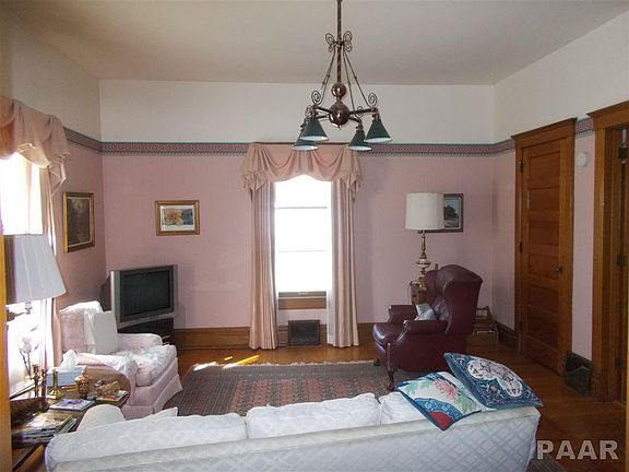 3rd image of 802 N Broadway St