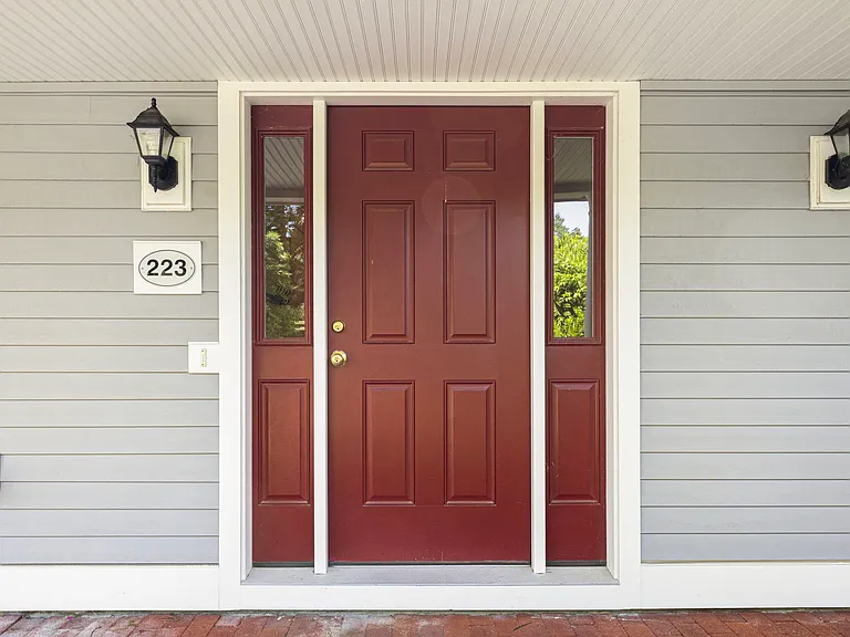 223 Corey Ln — Photo 2