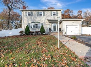 41 Golden Gate Dr, Shirley, NY 11967