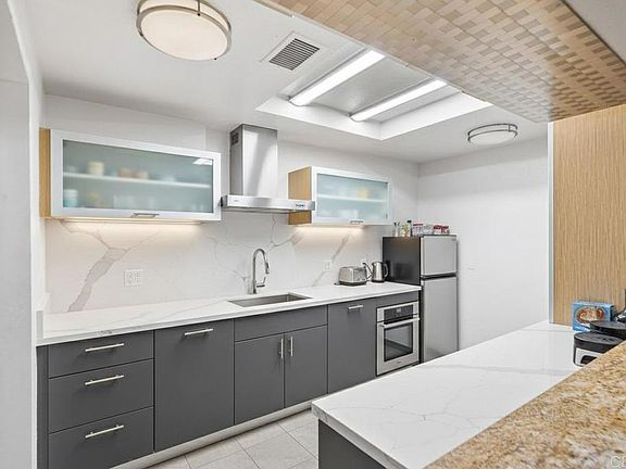 3rd image of 941 Redbud Rd