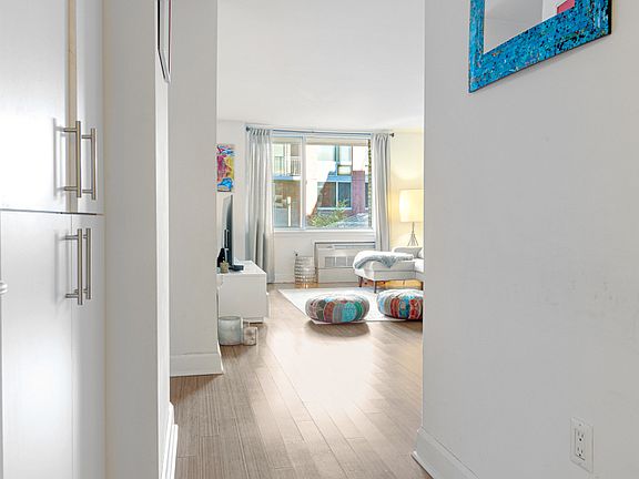 3rd image of 505 W 47th St #2GS