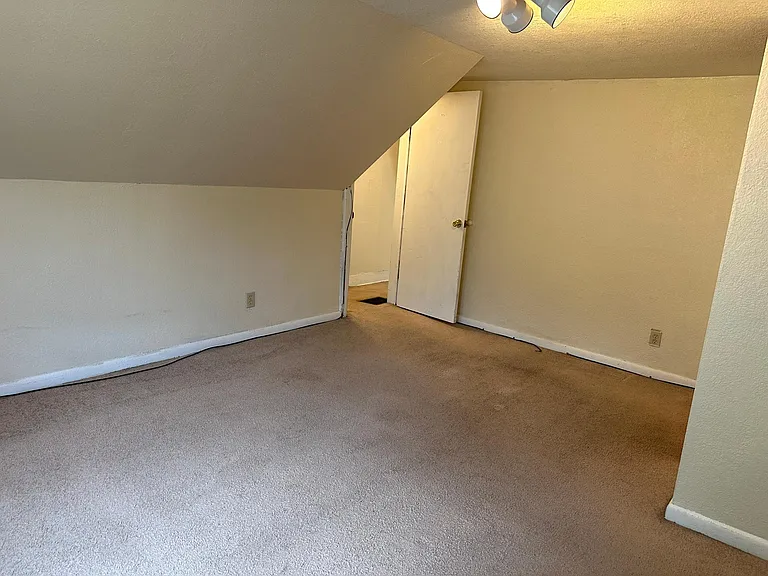 415 S High St — Photo 17