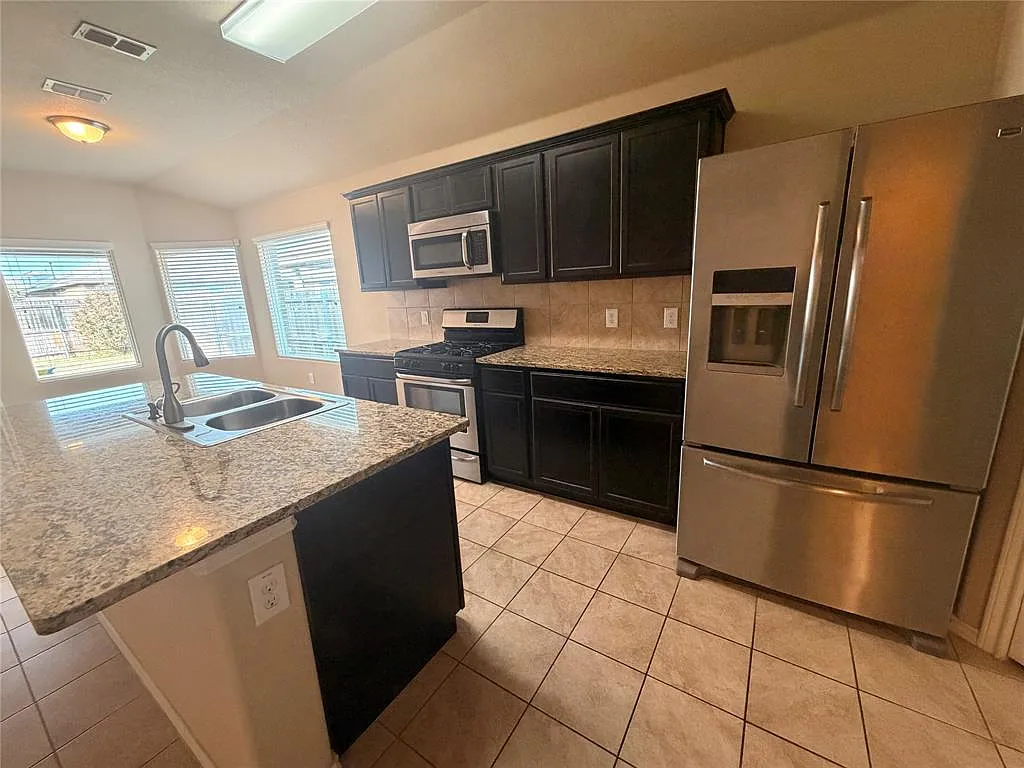 4 bed, 2.0 bath, 1792 sqft, $2,095 — Photo 4