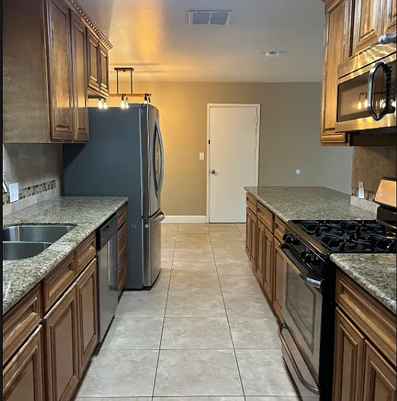 1012 Lakewood Ave — Photo 3