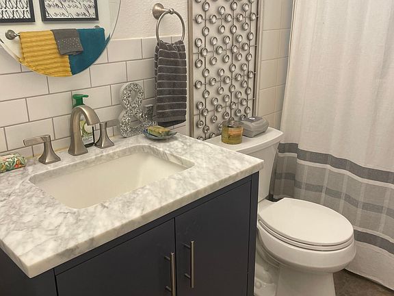 Elegant bathroom, tub/shower