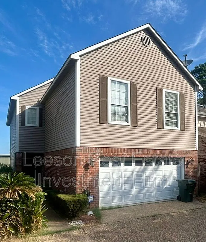 3 bed, 2.0 bath, 2165 sqft, $1,900 — Photo 1