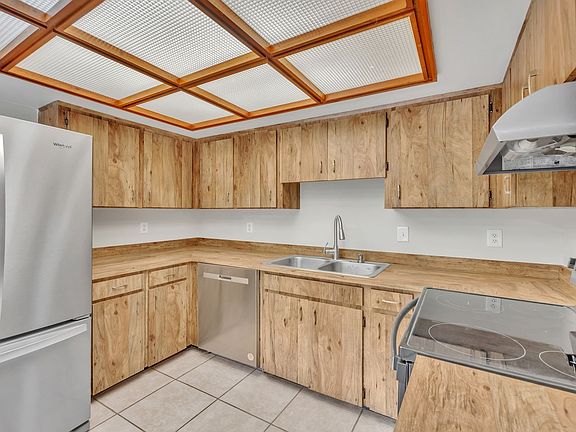 4th image of 930 Robinhood Ct