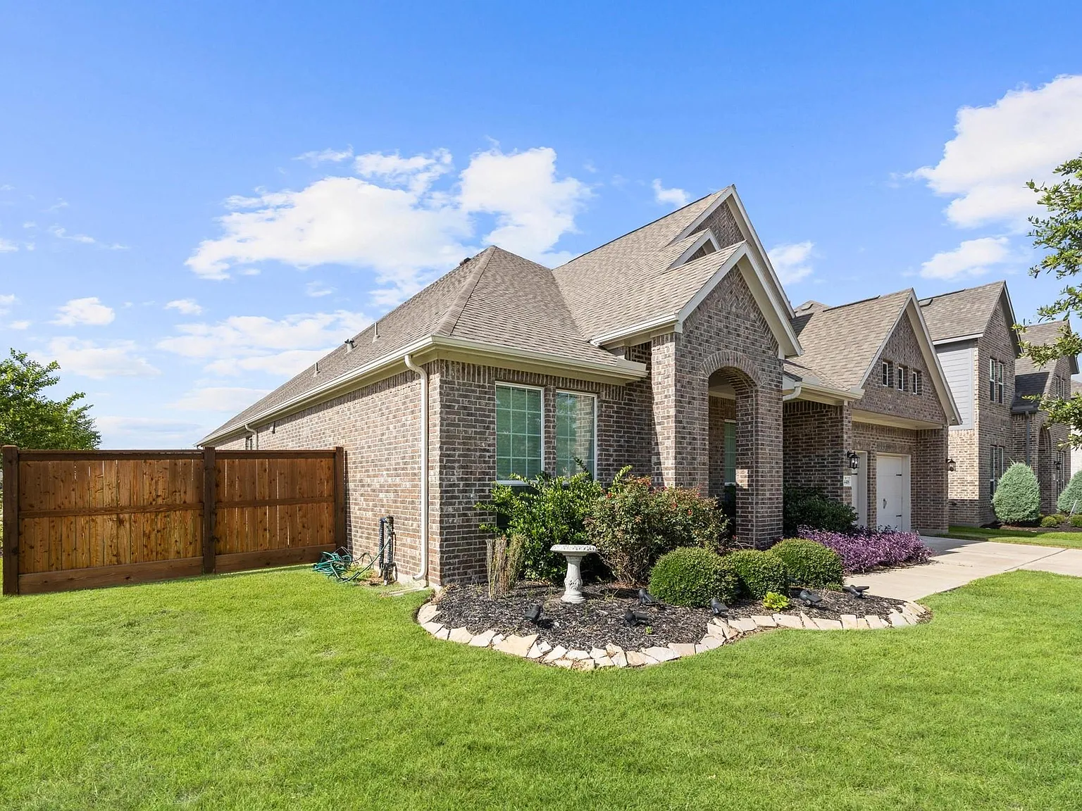 3 bed, 2.0 bath, 2638 sqft, $2,900 — Photo 3