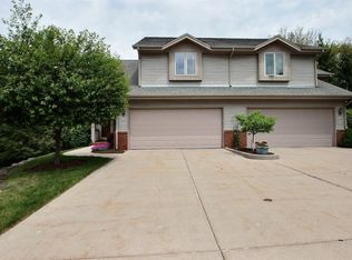 518 Frederick Ct, Oconomowoc, WI
