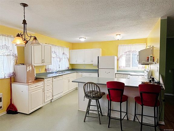 2nd image of 390 Alder Cres