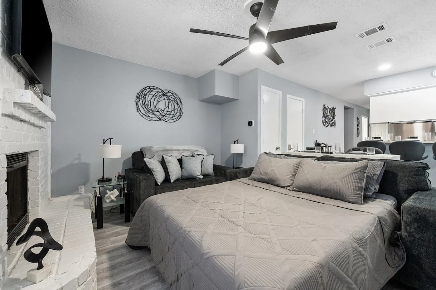 2 bed, 1.0 bath, 979 sqft, $5,792 — Photo 3