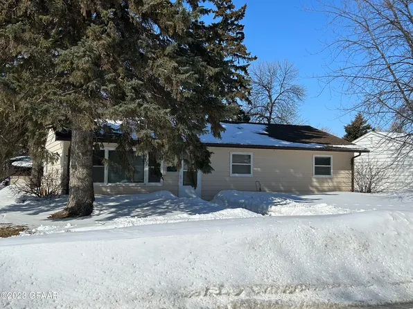 825 Eastern Ave, Grafton, ND 58237