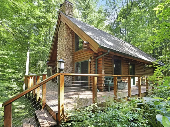 18 Camp Madron Rd, Buchanan, MI 49107