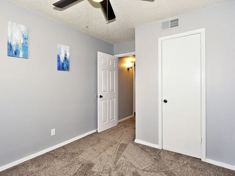 Shady Hollow Apartments — Photo 17