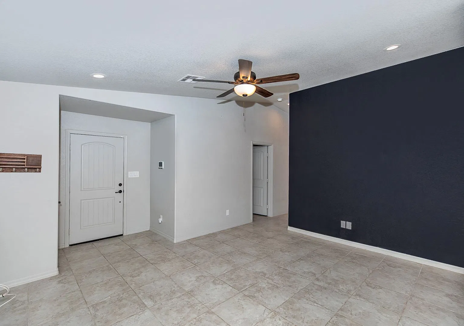 Nice 3 Bedroom In Foothills! — Photo 4
