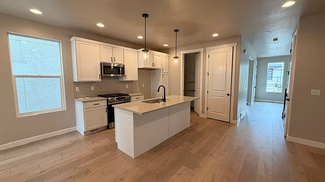 Building Photo - 2326 N Sunmore Way #2.5
