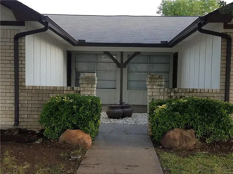 6919 W Cleburne Rd — Photo 11