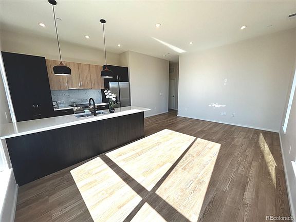 4th image of 2049 S Columbine St #402