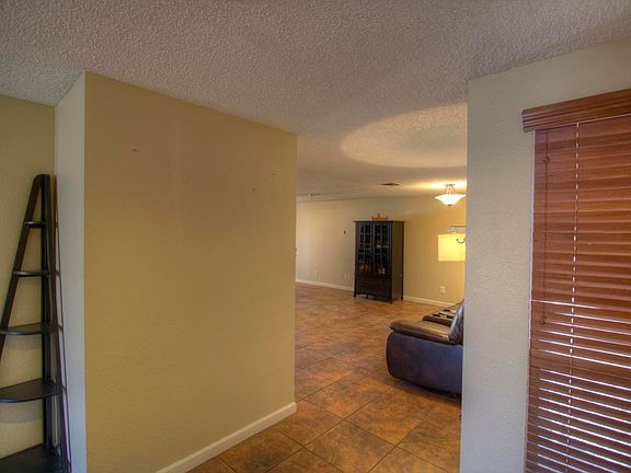 HDR-Rae-1406 W Los Arboles pl-entrance-