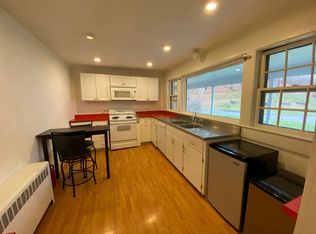 17 Lowell St-The Road-Haus, Windsor, VT 05089