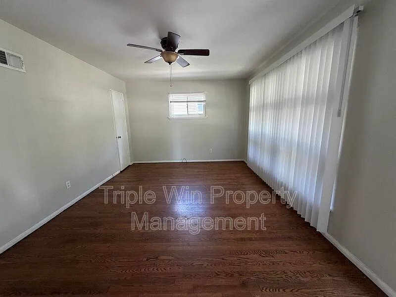 3 bed, 1.0 bath, $1,400 — Photo 4