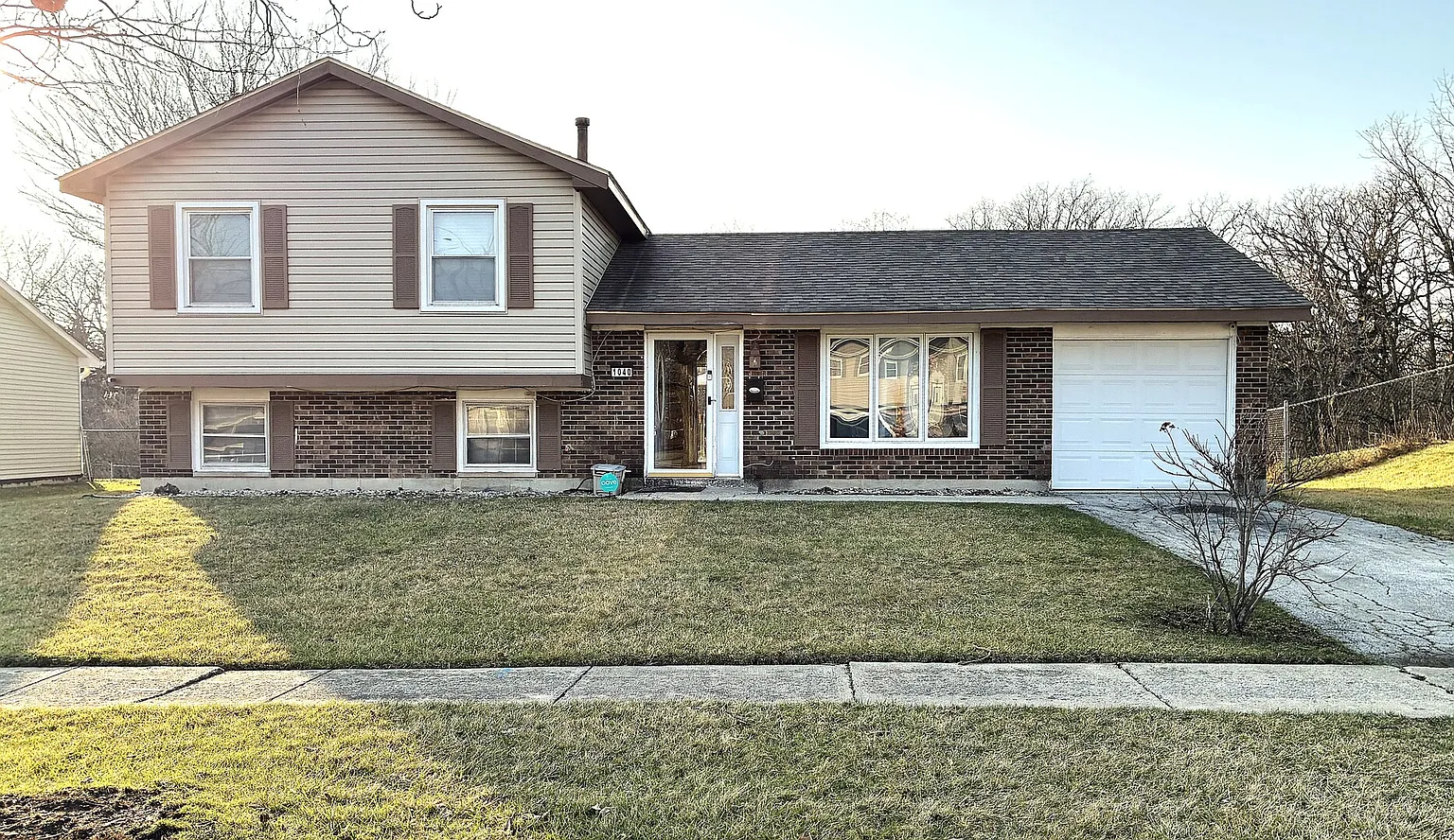 1040 Blackhawk Dr photo 1