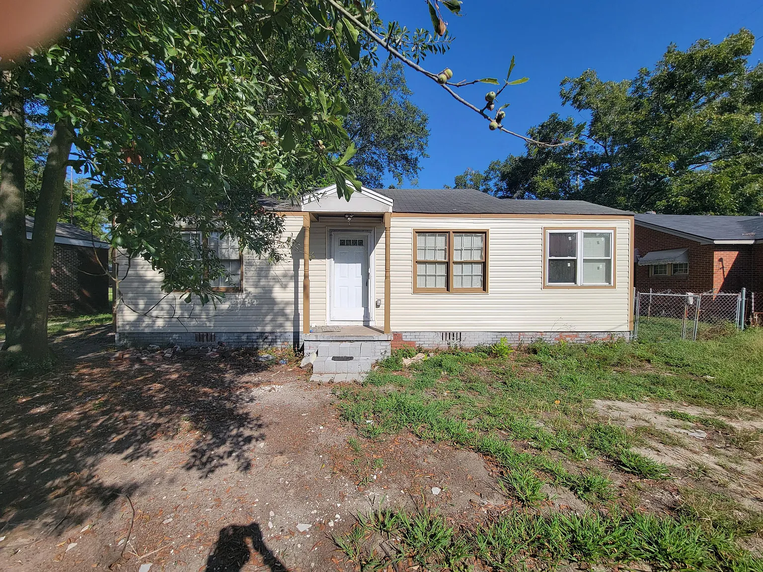 3 bed, 1.0 bath, 964 sqft, $1,325 — Photo 1