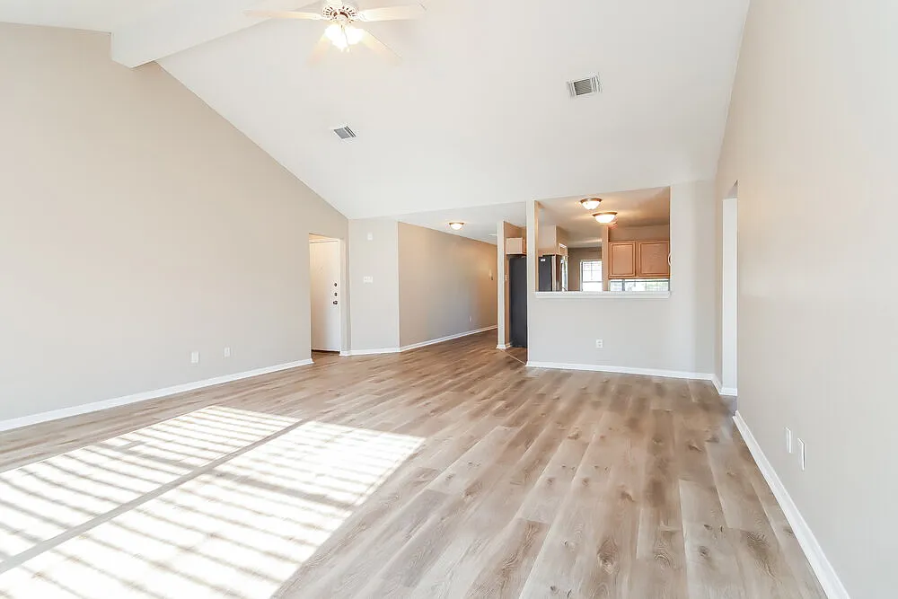 3 bed, 2.0 bath, 2031 sqft, $1,905 — Photo 4