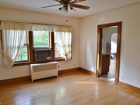 3rd image of 123 Cathedral Ave