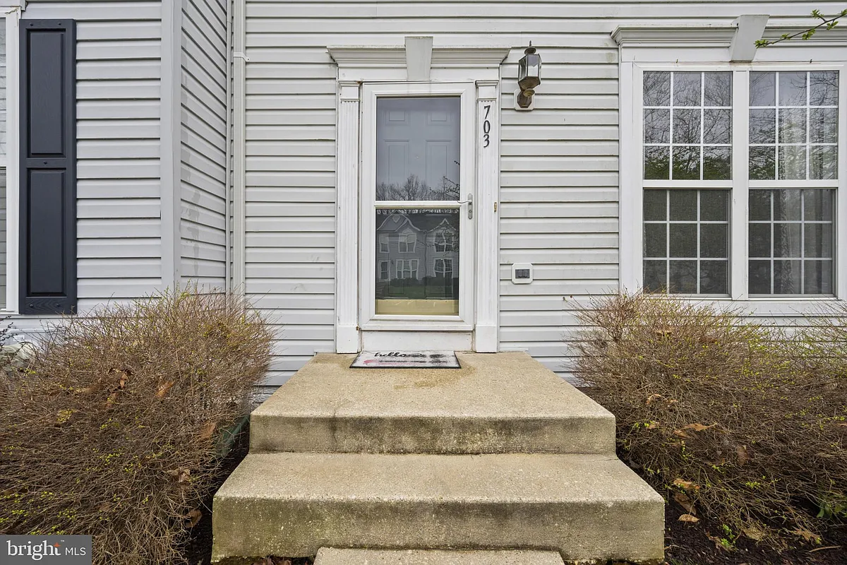 Building Photo - 703 Horse Chestnut Ct