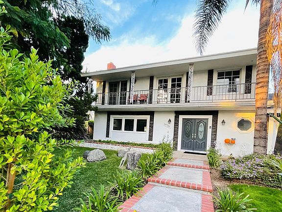 House located in quiet , green cool de sac.