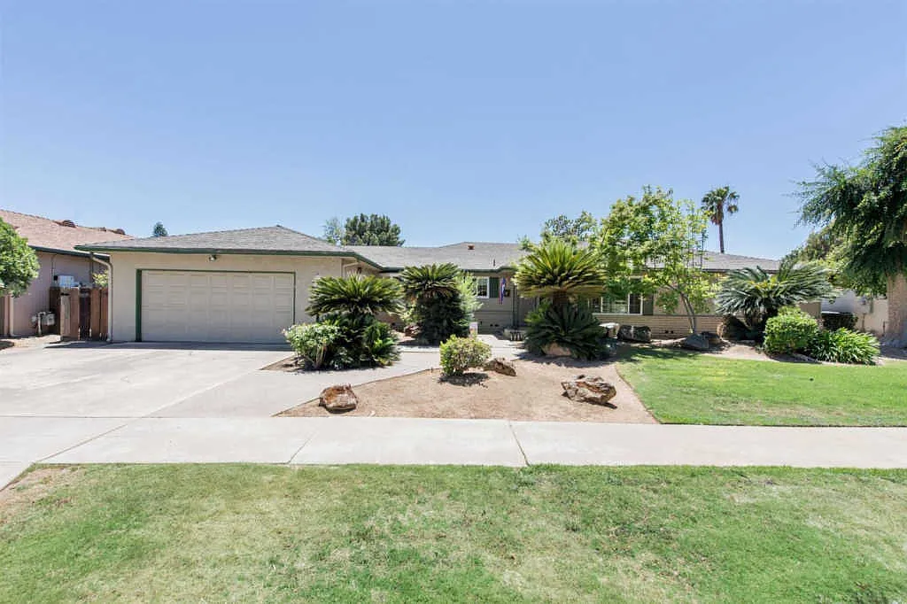 1673 E Escalon Ave photo 1