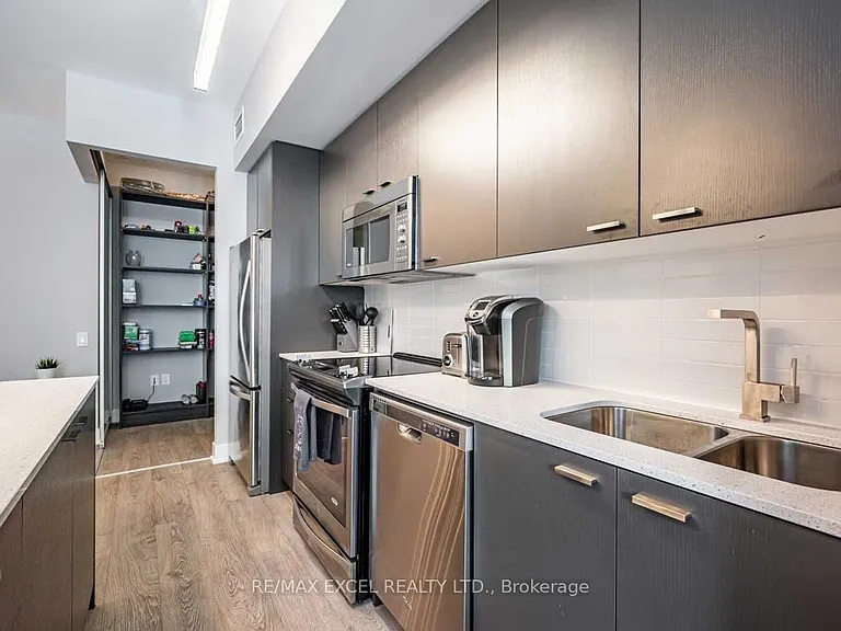 30 Roehampton Ave #619 — Photo 14