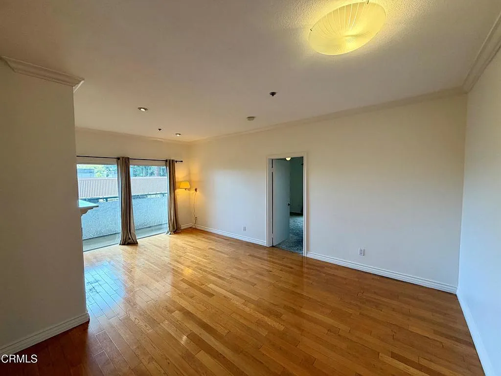 2 bed, 2.0 bath, 950 sqft, $3,300 — Photo 3