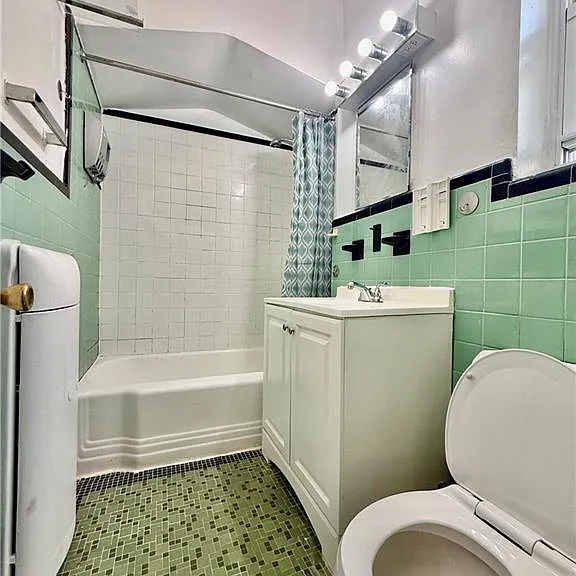 2043 W 10th St #2A — Photo 1