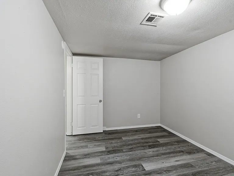 S Maple St Apartments — Photo 13