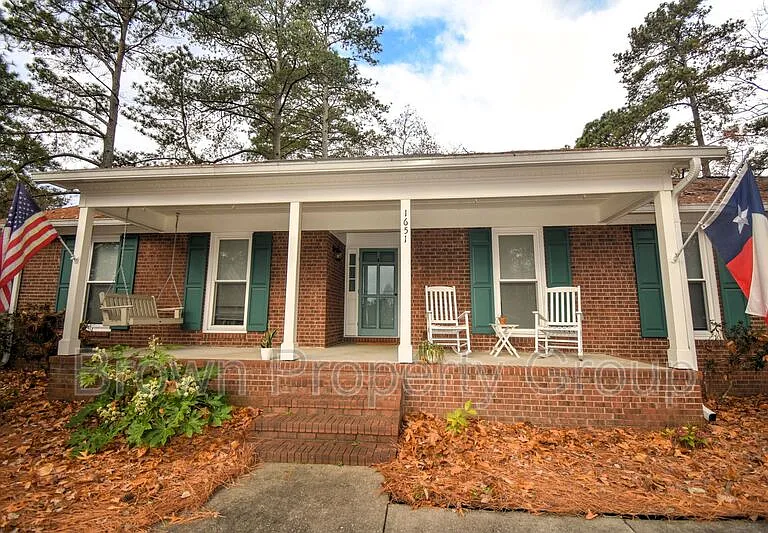 1651 Greenock Ave — Photo 1
