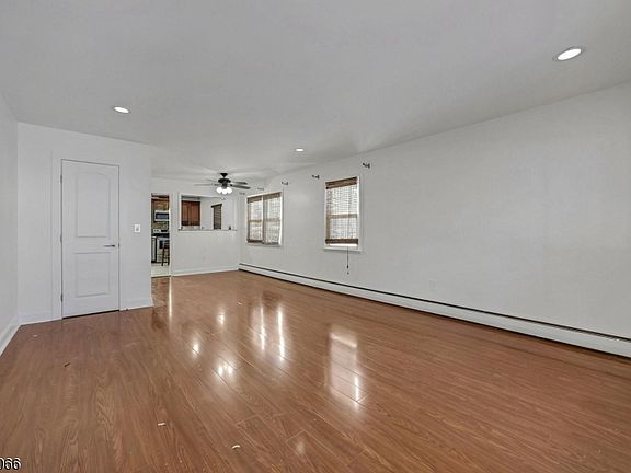 3rd image of 23 Diven St