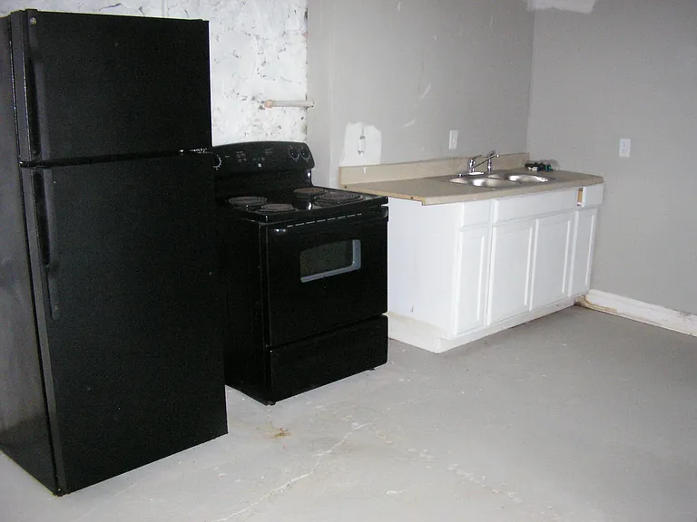 628 Woodford Ave — Photo 4